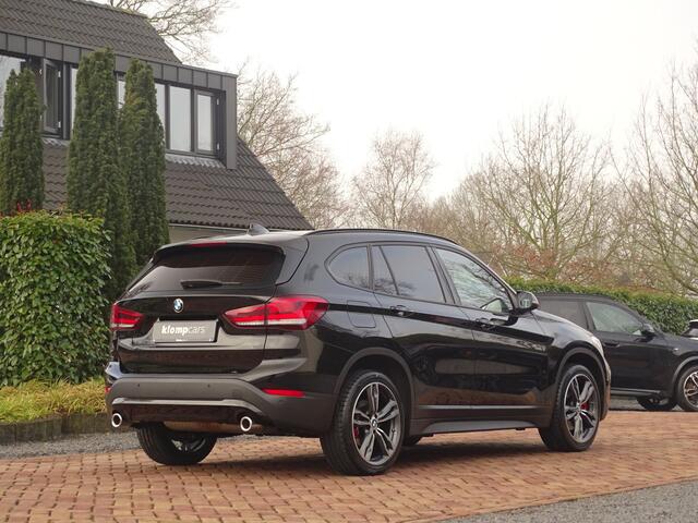 BMW X1 sDrive20i Sportif | All-Black | Uniek | Custom | 19 inch | Nav