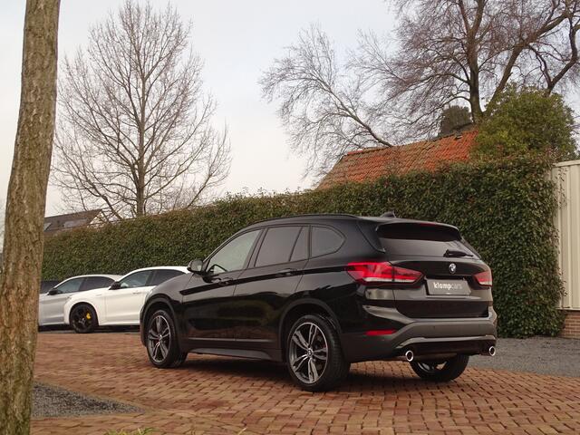 BMW X1 sDrive20i Sportif | All-Black | Uniek | Custom | 19 inch | Nav