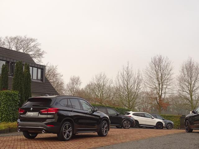 BMW X1 sDrive20i Sportif | All-Black | Uniek | Custom | 19 inch | Nav