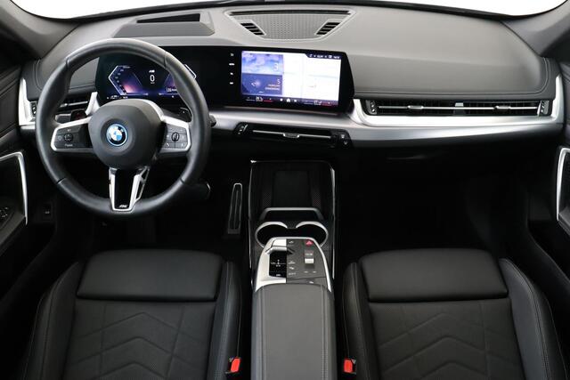 BMW X1 xDrive 25e -M SPORT|PANO.DAK|360°CAM|HEAD-UP DISP.|MEMORY SEATS|ADAP.CRUISE|TRAVEL|VEGANZA