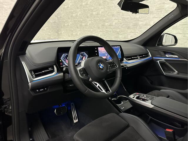 BMW X1 18i M-Sport | Panorama | Sportstoelen | Keyless-Entry | Sfeerverlichting | Achteruitrij-Camera | 5x op voorraad | Carplay | Full-LED | Black-Optic | Getint Glas | Stoelverwarming | Draadloos Laden |