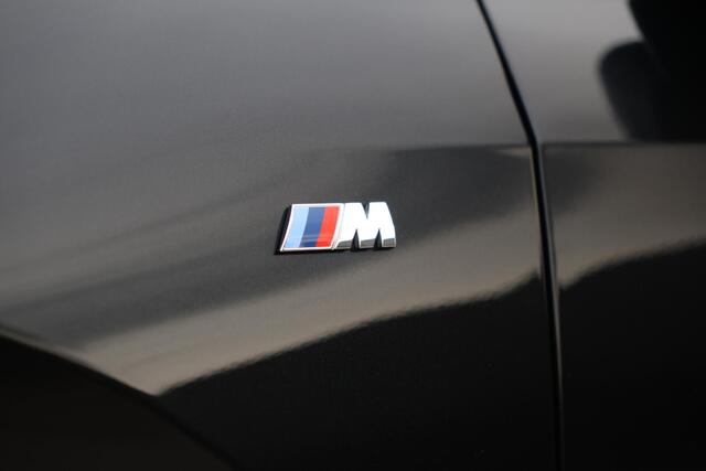 BMW X1 sDrive18i VOL | M-pakket | Pano | HUD | Massage | 360 | Adap Cruise | Elektr. Trekhaak | Harman Kardon | Keyless | Alarm kl.3 | Etc.