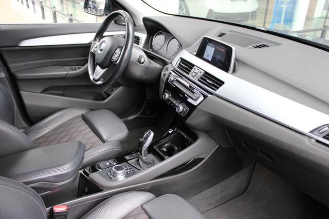 BMW X1 xDrive20i xLine Automaat / Trekhaak / Sportstoelen / Achteruitrijcamera / Comfort Access / Stoelverwarming / Harman-Kardon