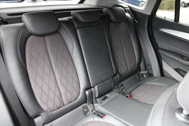 BMW X1 xDrive20i xLine Automaat / Trekhaak / Sportstoelen / Achteruitrijcamera / Comfort Access / Stoelverwarming / Harman-Kardon