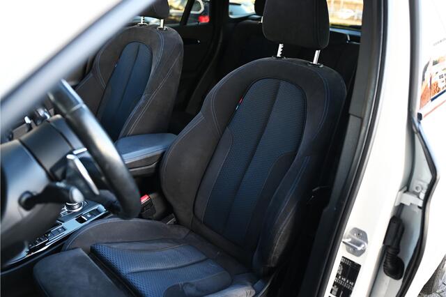 BMW X1 xDrive20i M Sport Automaat / Trekhaak / Panoramadak / Sportstoelen / Achteruitrijcamera / Adaptief onderstel / LED / Stoelverwarming / Airconditioning / Cruise Control