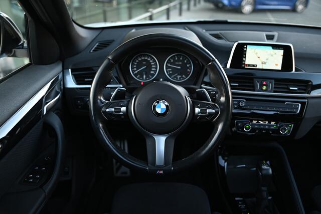 BMW X1 xDrive20i M Sport Automaat / Trekhaak / Panoramadak / Sportstoelen / Achteruitrijcamera / Adaptief onderstel / LED / Stoelverwarming / Airconditioning / Cruise Control