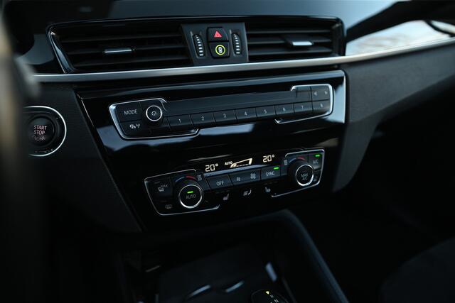 BMW X1 xDrive20i M Sport Automaat / Trekhaak / Panoramadak / Sportstoelen / Achteruitrijcamera / Adaptief onderstel / LED / Stoelverwarming / Airconditioning / Cruise Control