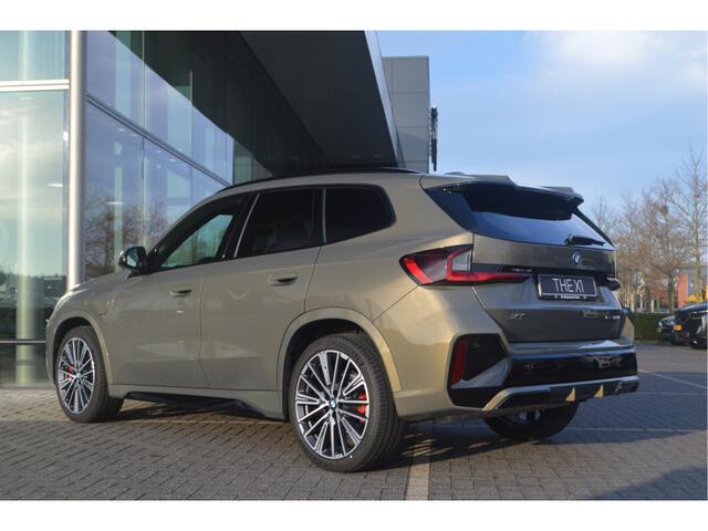 BMW X1 xDrive25e High Executive M Sport Automaat / Panoramadak / Trekhaak / Sportstoelen / Head-Up / Adaptieve LED / M Adaptief onderstel / Parking Assistant Plus / Comfort Access