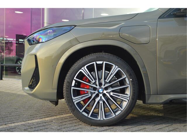 BMW X1 xDrive25e High Executive M Sport Automaat / Panoramadak / Trekhaak / Sportstoelen / Head-Up / Adaptieve LED / M Adaptief onderstel / Parking Assistant Plus / Comfort Access