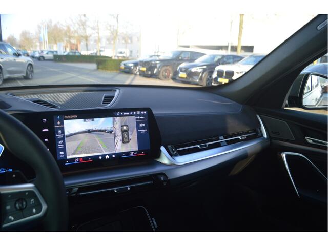 BMW X1 xDrive25e High Executive M Sport Automaat / Panoramadak / Trekhaak / Sportstoelen / Head-Up / Adaptieve LED / M Adaptief onderstel / Parking Assistant Plus / Comfort Access