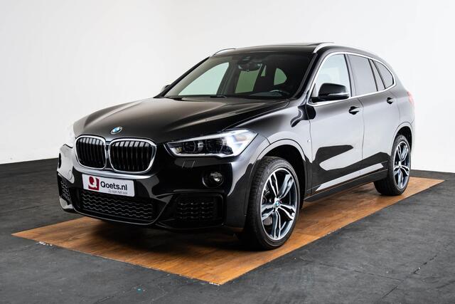 BMW X1 sDrive20i High Executive M Sport - Panoramadak - Comfort Access - Elektrisch verwarmde voorstoelen - HiFi - Verstelbare achterbank - Elektrische achterklep - LED koplampen - Koplampsproeiers -