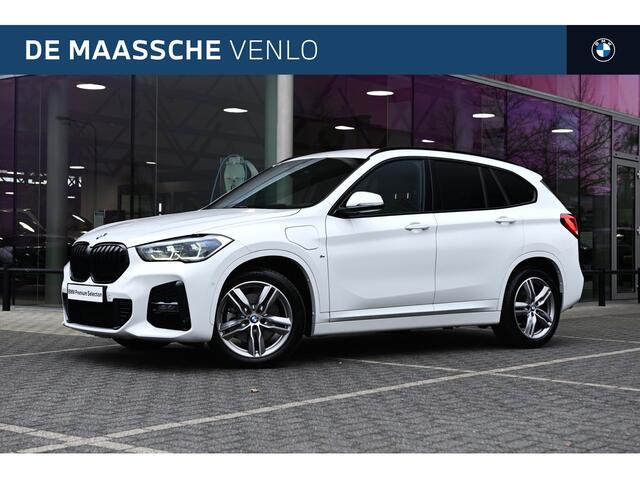 BMW X1 xDrive25e High Executive M Sport Automaat / Trekhaak / Sportstoelen / Achteruitrijcamera / Adaptieve LED / Head-Up / Stoelverwarming / Navigatiesysteem Plus