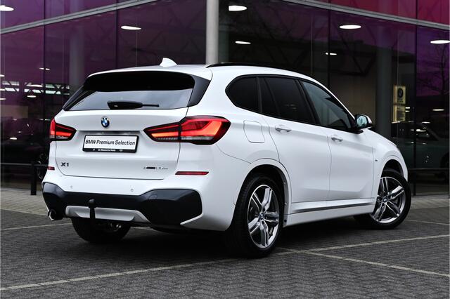 BMW X1 xDrive25e High Executive M Sport Automaat / Trekhaak / Sportstoelen / Achteruitrijcamera / Adaptieve LED / Head-Up / Stoelverwarming / Navigatiesysteem Plus