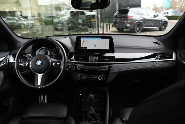 BMW X1 xDrive25e High Executive M Sport Automaat / Trekhaak / Sportstoelen / Achteruitrijcamera / Adaptieve LED / Head-Up / Stoelverwarming / Navigatiesysteem Plus
