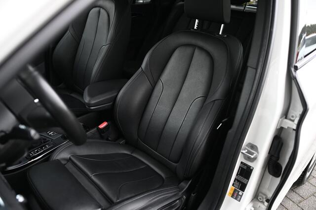 BMW X1 xDrive25e High Executive M Sport Automaat / Trekhaak / Sportstoelen / Achteruitrijcamera / Adaptieve LED / Head-Up / Stoelverwarming / Navigatiesysteem Plus