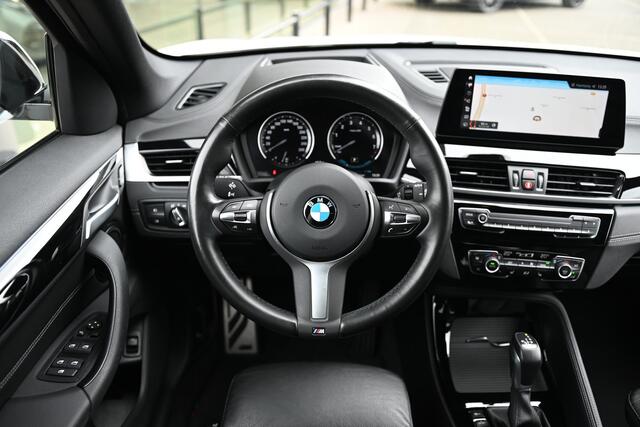 BMW X1 xDrive25e High Executive M Sport Automaat / Trekhaak / Sportstoelen / Achteruitrijcamera / Adaptieve LED / Head-Up / Stoelverwarming / Navigatiesysteem Plus