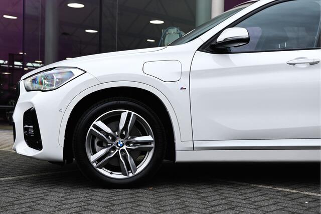 BMW X1 xDrive25e High Executive M Sport Automaat / Trekhaak / Sportstoelen / Achteruitrijcamera / Adaptieve LED / Head-Up / Stoelverwarming / Navigatiesysteem Plus