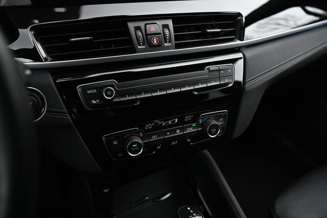 BMW X1 xDrive25e High Executive M Sport Automaat / Trekhaak / Sportstoelen / Achteruitrijcamera / Adaptieve LED / Head-Up / Stoelverwarming / Navigatiesysteem Plus