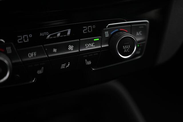 BMW X1 xDrive25e High Executive M Sport Automaat / Trekhaak / Sportstoelen / Achteruitrijcamera / Adaptieve LED / Head-Up / Stoelverwarming / Navigatiesysteem Plus