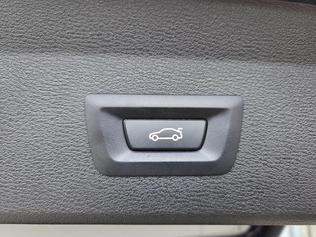 BMW X1 sDrive20i High Executive 18"/Stoelverwarming/Sportstoelen/Elektrische Klep/LED/DAB/Navigatie/PDC v+a