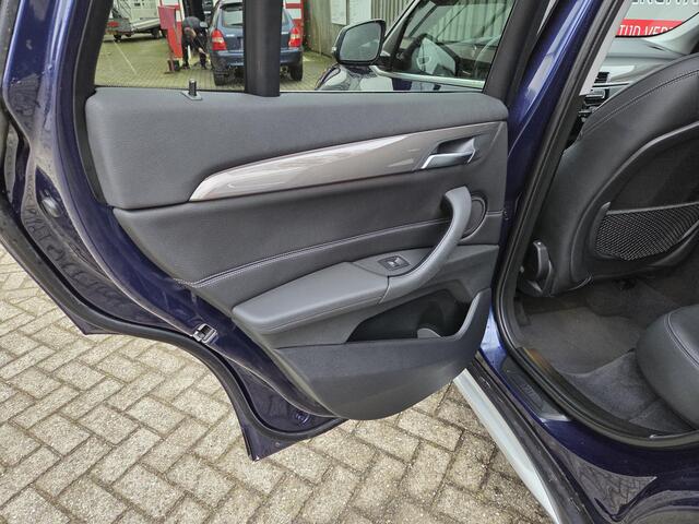 BMW X1 sDrive20i High Executive 18"/Stoelverwarming/Sportstoelen/Elektrische Klep/LED/DAB/Navigatie/PDC v+a