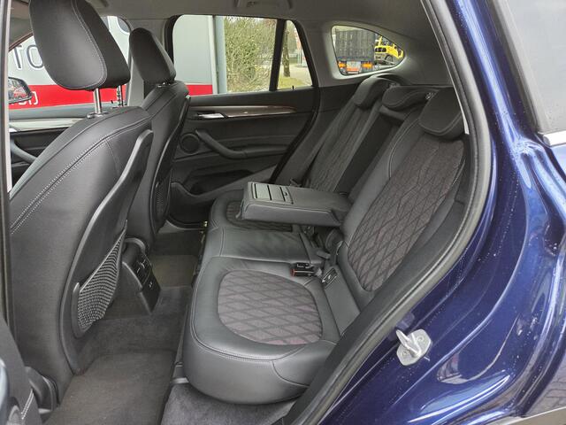BMW X1 sDrive20i High Executive 18"/Stoelverwarming/Sportstoelen/Elektrische Klep/LED/DAB/Navigatie/PDC v+a