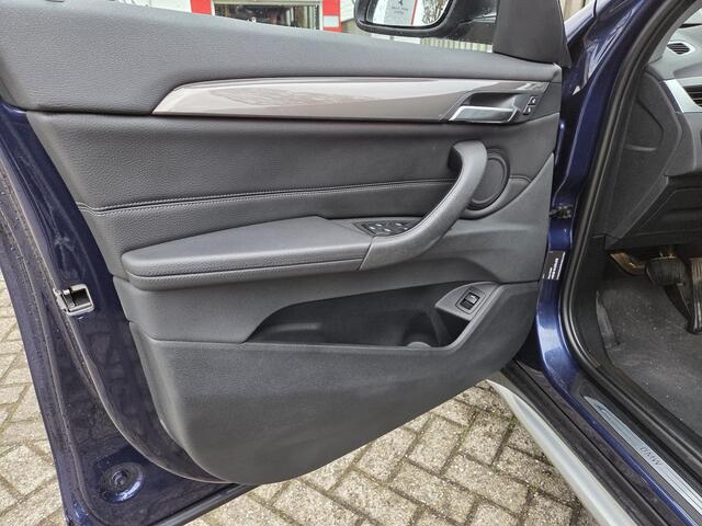 BMW X1 sDrive20i High Executive 18"/Stoelverwarming/Sportstoelen/Elektrische Klep/LED/DAB/Navigatie/PDC v+a