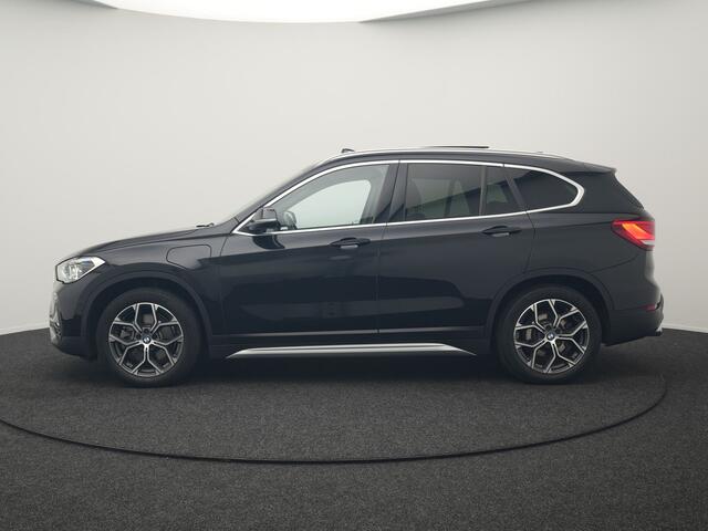 BMW X1 xDrive25e X Line Plug In Hybrid 221pk Dealer O.H. PHEV | Panodak | Head Up | Camera | Stuur Verwarmd | Lederen Sportstoelen Verwarmd | Hifi Audio | Adaptive LED | Sfeerverlichting | Cruise Control | Navigatie | DAB |