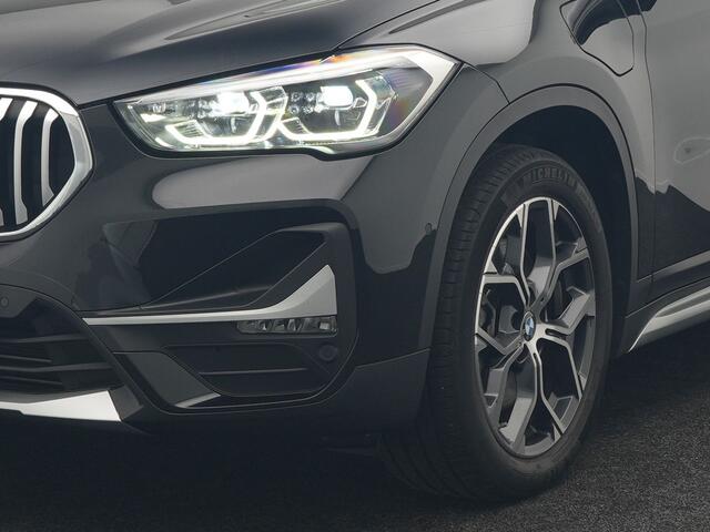 BMW X1 xDrive25e X Line Plug In Hybrid 221pk Dealer O.H. PHEV | Panodak | Head Up | Camera | Stuur Verwarmd | Lederen Sportstoelen Verwarmd | Hifi Audio | Adaptive LED | Sfeerverlichting | Cruise Control | Navigatie | DAB |