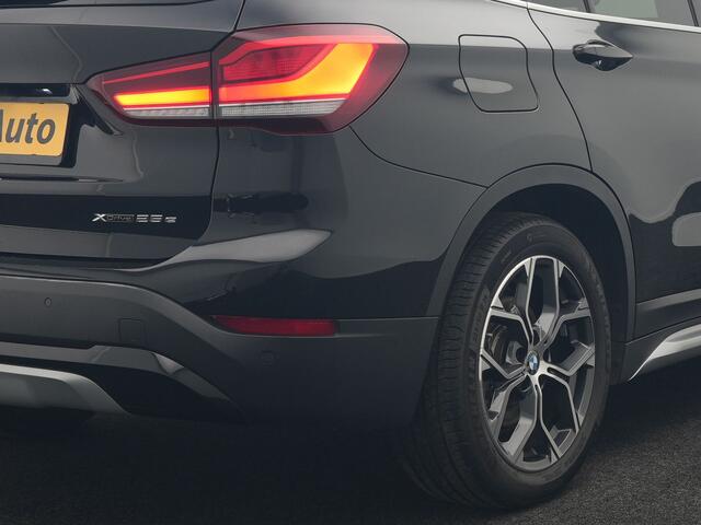 BMW X1 xDrive25e X Line Plug In Hybrid 221pk Dealer O.H. PHEV | Panodak | Head Up | Camera | Stuur Verwarmd | Lederen Sportstoelen Verwarmd | Hifi Audio | Adaptive LED | Sfeerverlichting | Cruise Control | Navigatie | DAB |