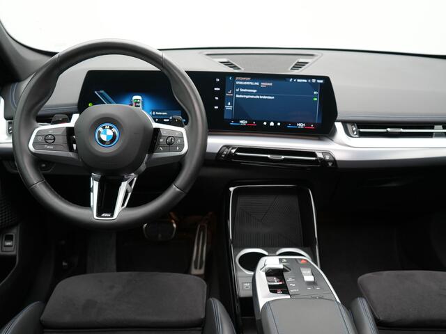 BMW X1 xDrive30e M Sport Plug In Hybrid 326pk Dealer O.H PHEV | Panodak | Alcantara Sportstoelen Massage & Memory | Harman Kardon | Adaptive Onderstel | Widescreen Navi | Parkassist | Sfeerverlichting | Camera |