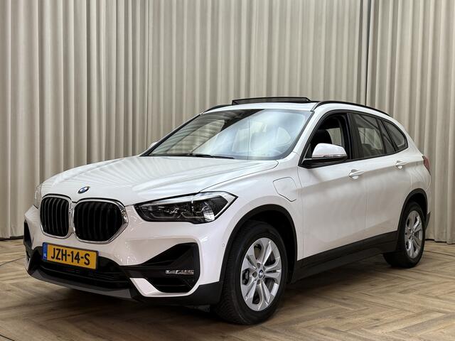 BMW X1 xDrive25e Panoramadak / Afn. Trekhaak / Navi Pro / LED / Cruise / Camera / PDC V&A / 17'' LMV