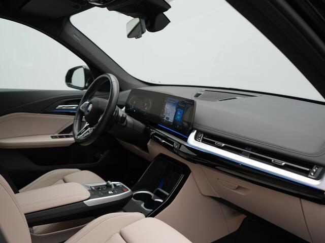 BMW X1 sDrive20i M Sport 170pk Dealer O.H. | Panodak | Lederen Sportstoelen Verwarmd | Adaptive M Onderstel | Widescreen Navi | Camera | Keyless | Adaptive LED | Sfeerverlichting | Apple Carplay | Navigatie | DAB |