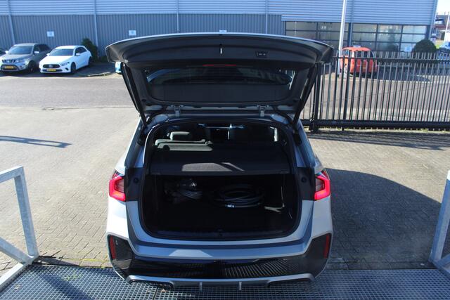 BMW X1 xDrive25e Orig NL auto/Dealeronderhouden/Sfeerverlichting/Apple carplay/Navigatie/Achteruitrijcamera/Elektrische achterklep/Parkeersensoren rondom/