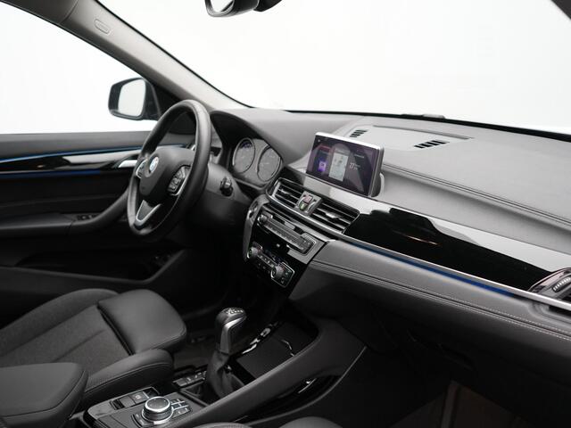 BMW X1 xDrive25e Sportline Plug In Hybrid 221pk Dealer O.H. PHEV | Trekhaak Afn. | Adaptive Cruise | Camera | Sportstoelen Verwarmd | Sfeerverlichting | Keyless | LED Koplampen | Navigatie | DAB |