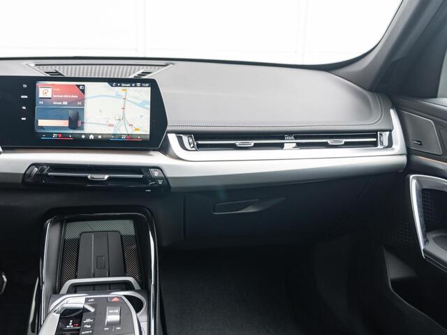 BMW X1 xDrive25e | M Sportpakket | Premium Pack | Stuurwielrand verwarmd | Comfort Access | Achteruitrijcamera | Panoramadak | Stoelverwarming | Harman-Kardon | Trekhaak