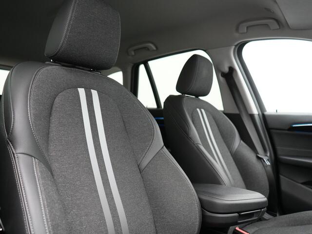 BMW X1 xDrive25e Sportline Plug In Hybrid 221pk Dealer O.H. PHEV | Sportstoelen Verwarmd | Camera | Sfeerverlichting | LED Koplampen | Navigatie | DAB | Cruise Control |