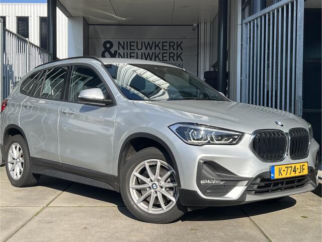 BMW X1 sDrive20i Executive Edition | AUTOMAAT | TREKHAAK | HEAD-UP DISPLAY | NAVI XL | CRUISE CONTROL | PDC | LMV | CLIMATE CONTROL | BLUETOOTH | LED | DAB | ELEKTR. ACHTERKLEP