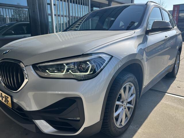 BMW X1 sDrive20i Executive Edition | AUTOMAAT | TREKHAAK | HEAD-UP DISPLAY | NAVI XL | CRUISE CONTROL | PDC | LMV | CLIMATE CONTROL | BLUETOOTH | LED | DAB | ELEKTR. ACHTERKLEP