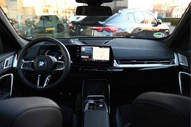 BMW X1 xDrive23i High Executive M Sport Automaat / Trekhaak / Panoramadak / Sportstoelen / Comfort Access / M Adaptief onderstel / Head-Up / Harman-Kardon