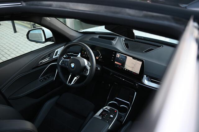 BMW X1 xDrive23i High Executive M Sport Automaat / Trekhaak / Panoramadak / Sportstoelen / Comfort Access / M Adaptief onderstel / Head-Up / Harman-Kardon