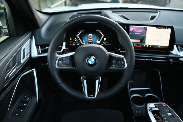 BMW X1 xDrive23i High Executive M Sport Automaat / Trekhaak / Panoramadak / Sportstoelen / Comfort Access / M Adaptief onderstel / Head-Up / Harman-Kardon