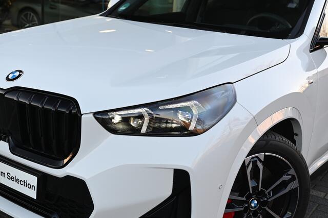 BMW X1 xDrive23i High Executive M Sport Automaat / Trekhaak / Panoramadak / Sportstoelen / Comfort Access / M Adaptief onderstel / Head-Up / Harman-Kardon