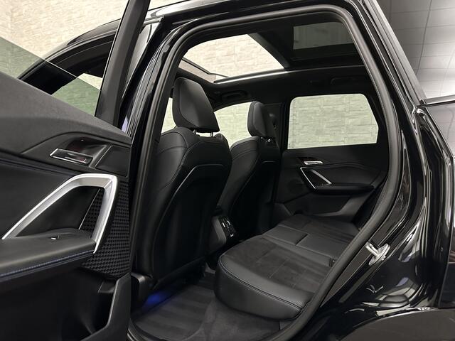 BMW X1 30e 313PK M-Sport Performance-Pack | 360 Camera | ACC | Panorama | Head-Up | 20'' | Keyless-Entry | LED Adaptief | Sfeerverlichting | Trekhaak 1800KG ! | Sportstoelen | Carplay | Black-Optic | Getint Glas | Stoelverwarming | DAB | Draadloos Laden | Fabrie