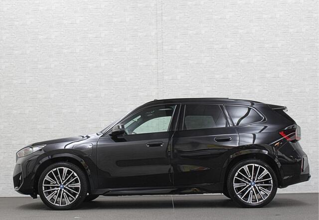 BMW X1 30e 313PK M-Sport | 360 Camera | ACC | Panorama | Head-Up | 20'' | Keyless-Entry | LED Adaptief | Sfeerverlichting | Trekhaak 1800kg | Sportstoelen | Carplay | Black-Optic | Getint Glas | Stoelverwarming | DAB | Draadloos Laden | Fabrieksgarantie |