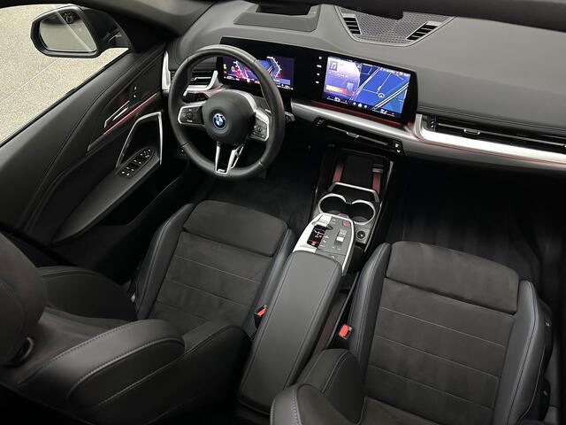 BMW X1 30e 313PK M-Sport | 360 Camera | ACC | Panorama | Head-Up | 20'' | Keyless-Entry | LED Adaptief | Sfeerverlichting | Trekhaak 1800kg | Sportstoelen | Carplay | Black-Optic | Getint Glas | Stoelverwarming | DAB | Draadloos Laden | Fabrieksgarantie |