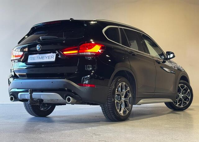 BMW X1 sDrive20i High Executive |Head-Up |Trekhaak |Sfeer |Dealer onderhouden