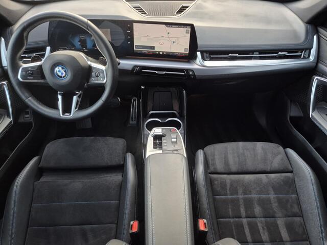 BMW X1 xDrive25e Automaat / Accu SOH 98.31% / M Sportpakket / Premium Pack / Driving Assistant Plus / EAER bereik 81 km bereik stad 101 km / Trekgewicht 1.700 kg / Apple Carplay Android Auto / Elektrische achterklep / Voorstoelen verwarmd / Achteruitrijcamera /