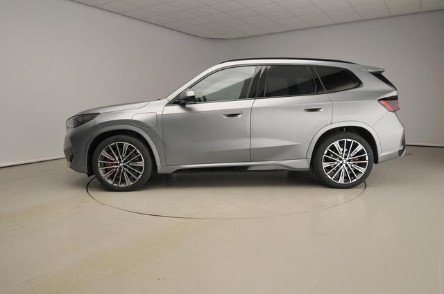 BMW X1 xDrive25e M-Sportpakket / Trekhaak / Panoramadak / Head-up / Harman Kardon / LED / Getint glas / Alu wielen 20 inch