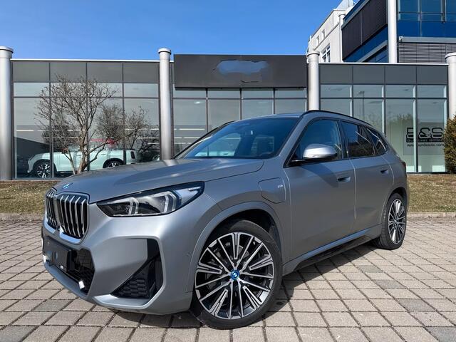 BMW X1 xDrive30e M-SPORT ** FROZEN GREY / MOKKA LEDER, FULL OPTIONS, PANO, TREKH, 20-inch LMV, INNOVATION ** Ex BMW-AG ** ** INFORMEER OOK NAAR ONZE AANTREKKELIJKE FINANCIAL-LEASE TARIEVEN **